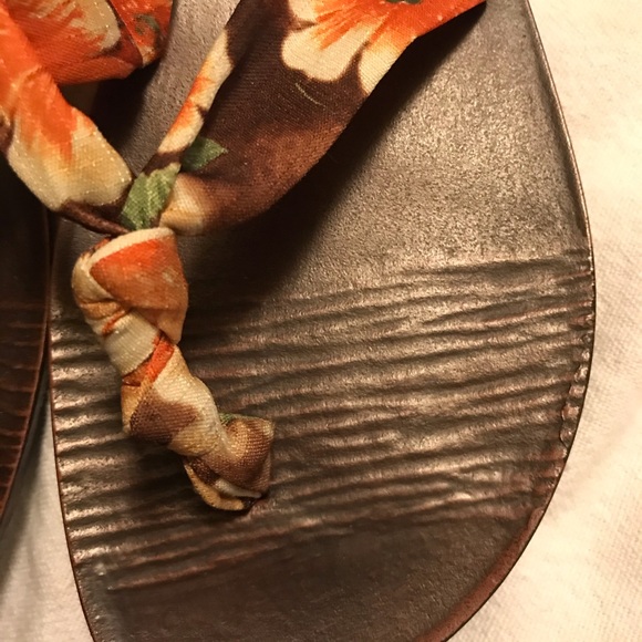 SO floral orange/yellow/brown print thong sandals - Picture 3 of 5
